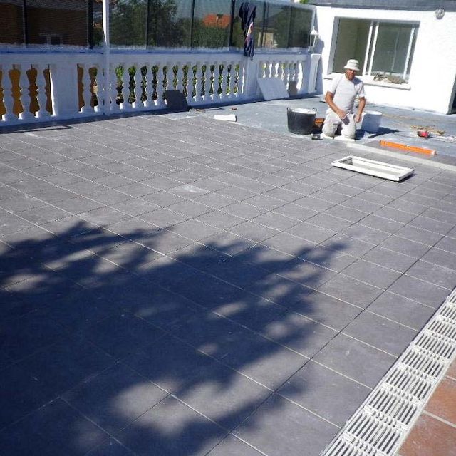 Group Instals Ser SL. hombres reparando terraza