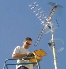 Group Instals Ser SL. hombre revisando antena